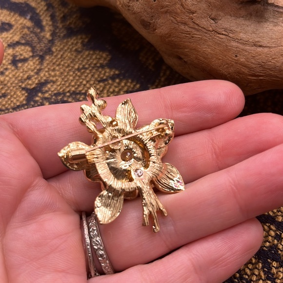 Green Rhinestone Spring Wreath Brooch and Green and Pearl Golden Flower Pin - Picture 3 of 5